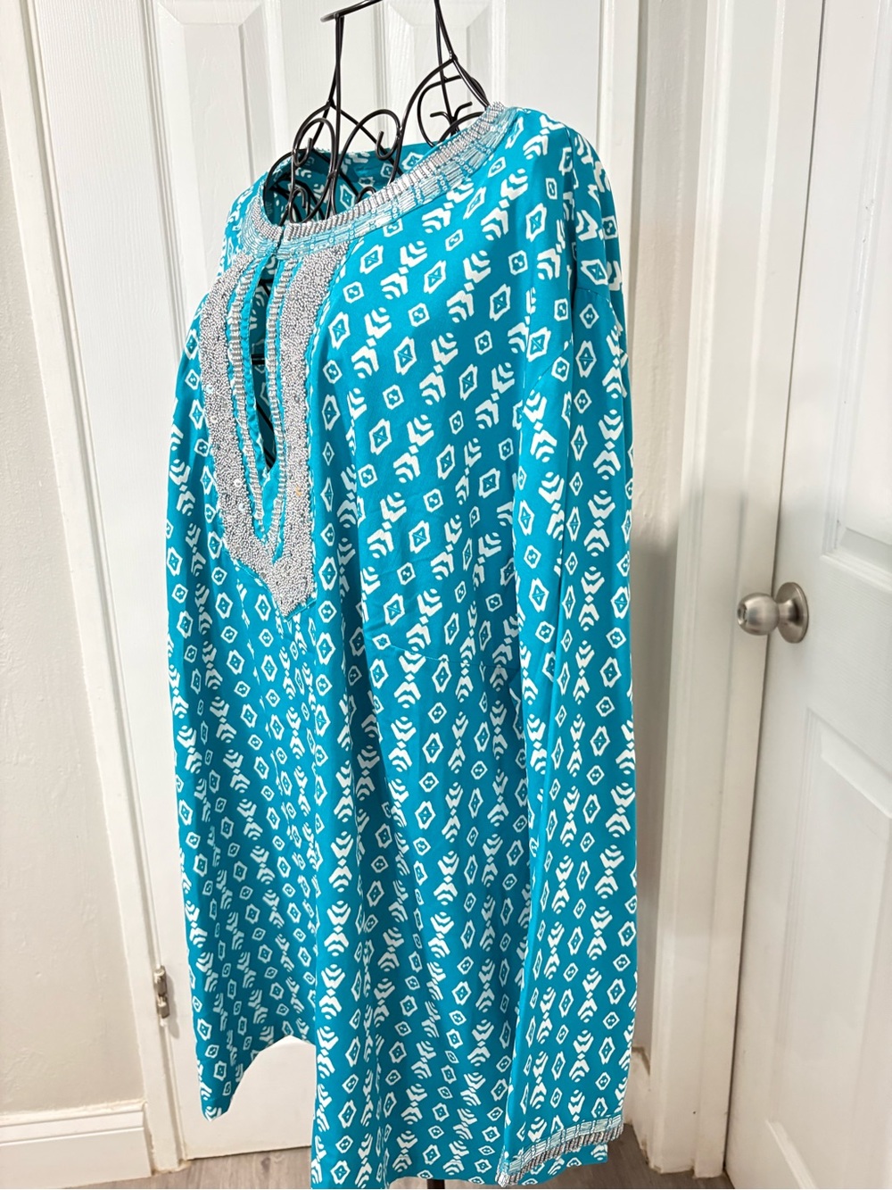 NWOT Roaman’s Turquoise and White Plus Size Beaded Patterned Tunic